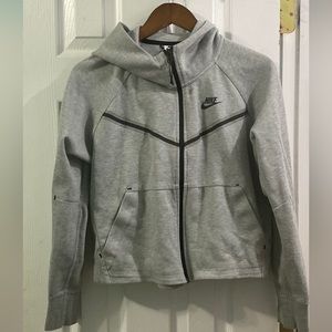 Nike Women’s Cropped Grey Tech